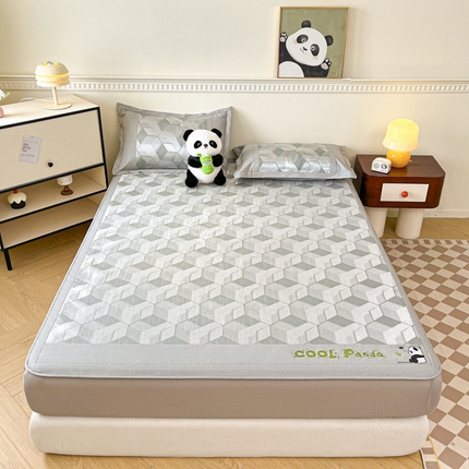 91家纺网 家纺一手货源 找家纺 席佬大 2025 新款肌理纹800D卡通草莓熊猫菱形熊猫刺绣床席床笠凉席 夏栀里-灰色床笠款