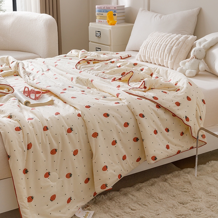 91家纺网 家纺一手货源 找家纺 优被业 2025新款A类牛奶丝针织棉夏被20%大豆(四周踩棉)软糯夏凉被空调被 草莓