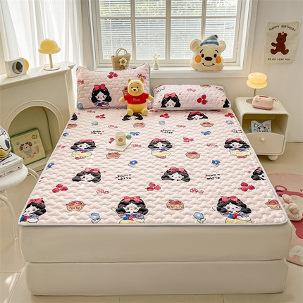 91家纺网 家纺一手货源 找家纺 迪梦思家纺 2025新款A类正版授权卡通印花水洗棉夹棉学生床护垫 苹果白雪
