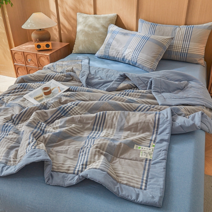 91家纺网 家纺一手货源 找家纺 猎鹿人家纺2025新款A类无印风水洗棉新疆棉花夏被 夏日芳华蓝