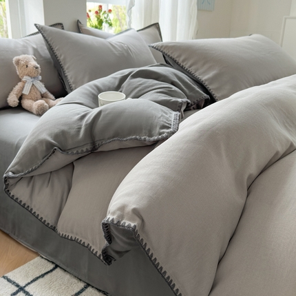 91家纺网 家纺一手货源 找家纺 莱登卡奴 2025新款A类全棉双层纱纯色贝壳绣系列四件套 双层纱浅灰拼深灰
