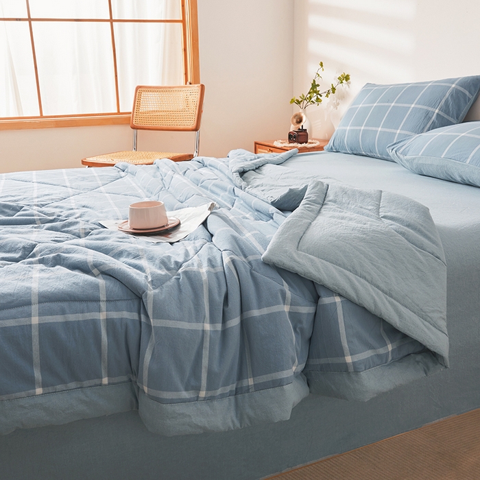 91家纺网 家纺一手货源 找家纺 熙宴 2025新款无印风新疆棉花夏被四件套 海蓝中格