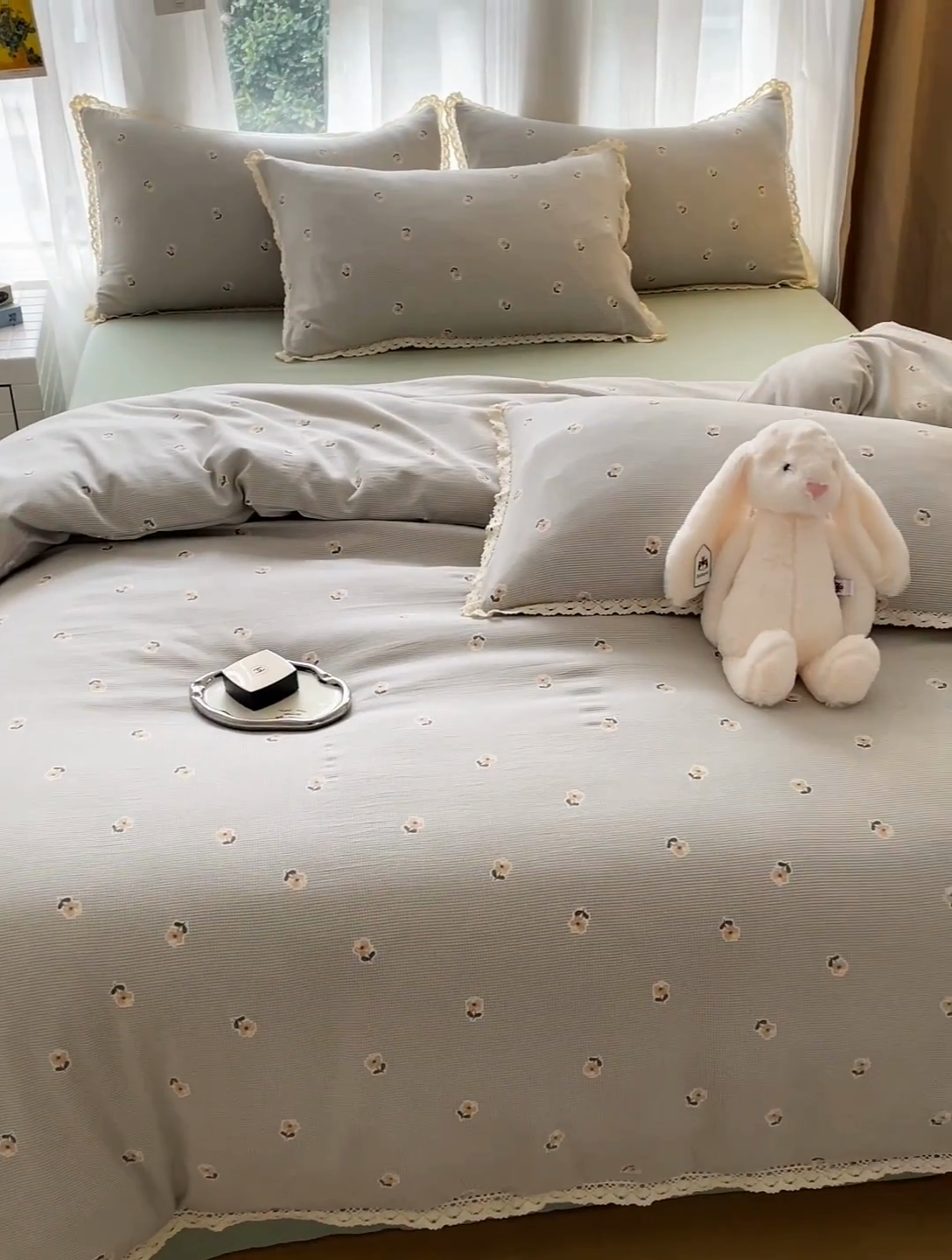 91家纺网 家纺一手货源 找家纺 仟网汇 2025新款韩版镂空花边针织双层纱四件套 婉约灰