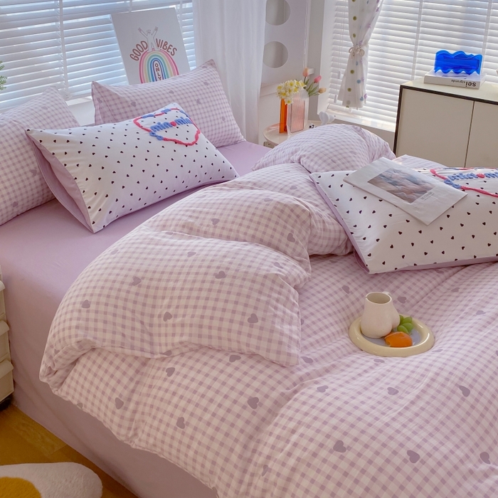 91家纺网 家纺一手货源 找家纺 大麦乐田2025新款四季亲肤可爱柔软毛巾绣四件套-彩格乐园系列 心心 紫