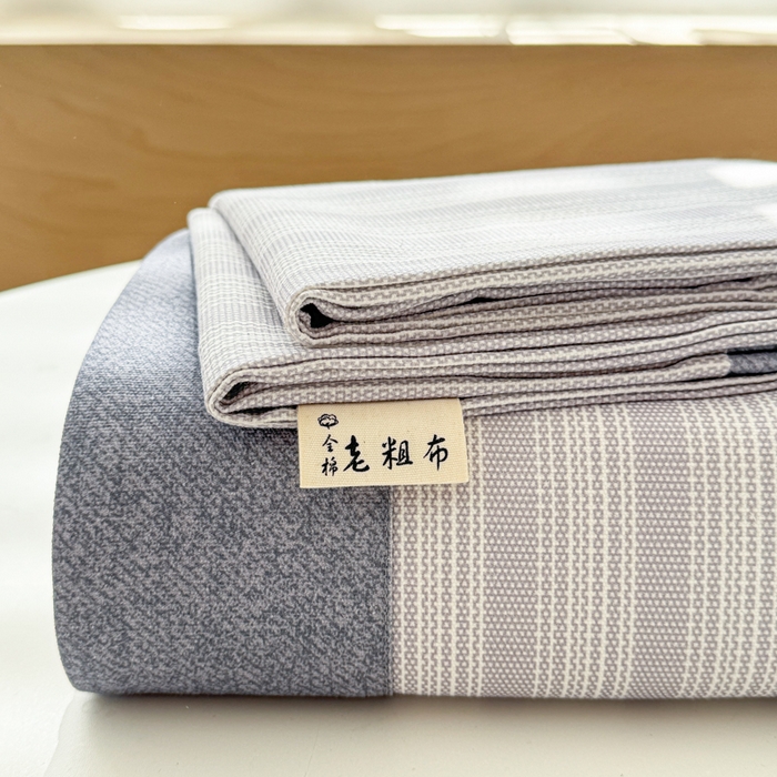 91家纺网 家纺一手货源 找家纺 简宜家居 2025新款宽边纯棉全棉老粗布床单 疏条-灰咖宽边