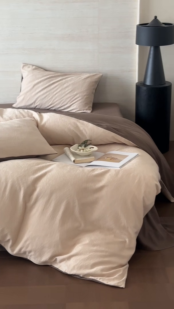 91家纺网 家纺一手货源 找家纺 梦享生活家居 2025新款全棉三层肌理提花四件套-素写系列 素写-奶白双拼可可棕