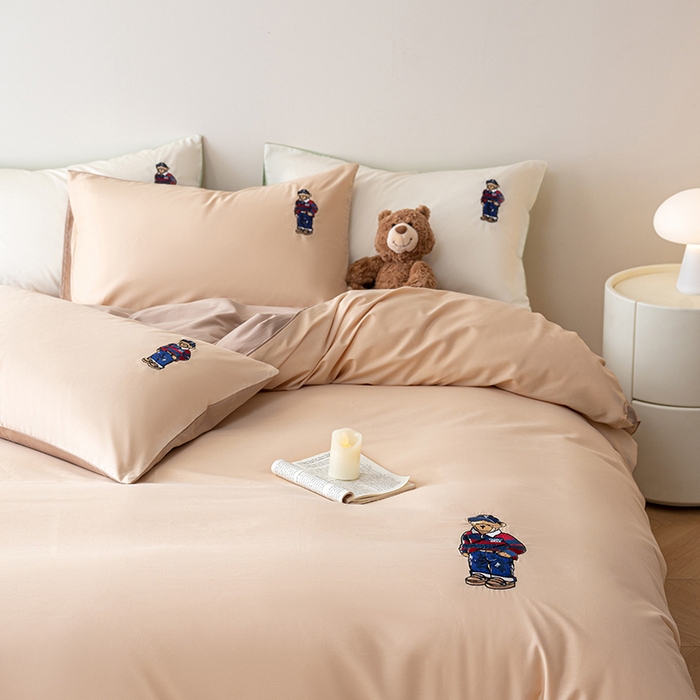 91家纺网 家纺一手货源 找家纺 澳梵家居2025新款A类裸睡级全棉刺绣四件套-英伦小熊 英伦熊-焦糖色