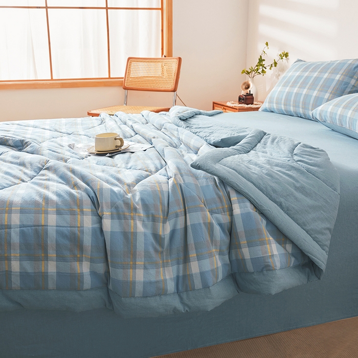 91家纺网 家纺一手货源 找家纺 熙宴 2025新款无印风新疆棉花夏被四件套 简兮蓝