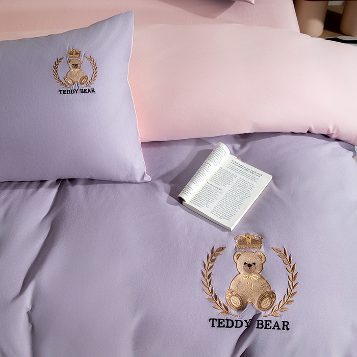 91家纺网 家纺一手货源 找家纺 澳梵家居2025新款A类全棉水洗棉刺绣四件套-泰迪小熊 泰迪熊-香芋色