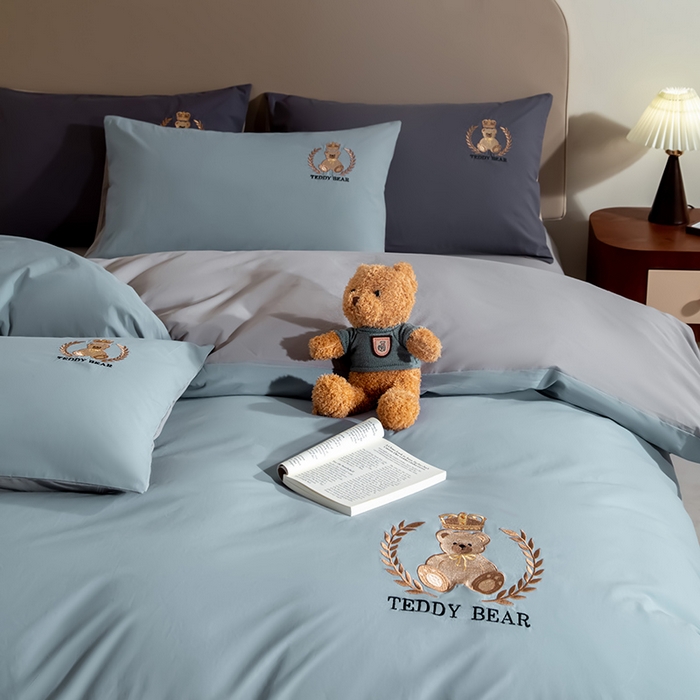 91家纺网 家纺一手货源 找家纺 澳梵家居2025新款A类全棉水洗棉刺绣四件套-泰迪小熊 泰迪熊-雾蓝