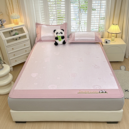 91家纺网 家纺一手货源 找家纺 席佬大 2025 新款肌理纹800D卡通草莓熊猫菱形熊猫刺绣床席床笠凉席 草莓熊猫-粉色床笠款