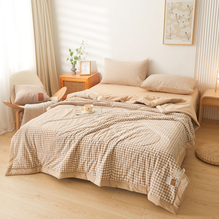 91家纺网 家纺一手货源 找家纺 熙宴 2025新款无印风新疆棉花夏被四件套 咖小格