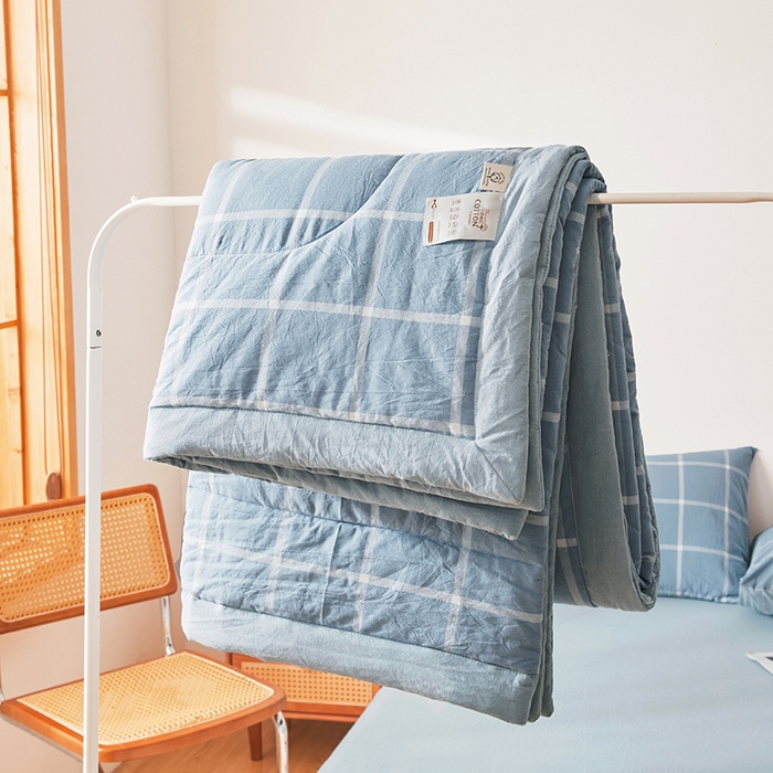 91家纺网 家纺一手货源 找家纺 熙宴 2025新款无印风新疆棉花夏被四件套 海蓝中格