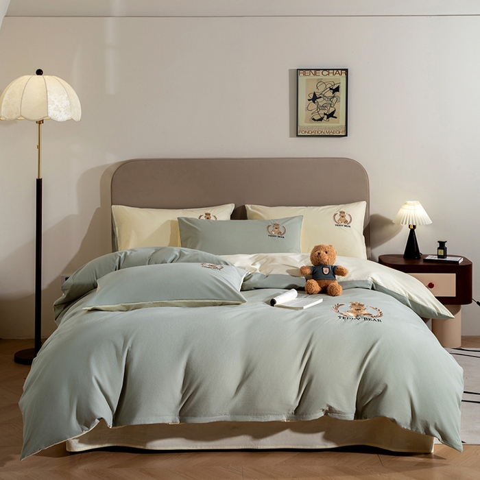 91家纺网 家纺一手货源 找家纺 澳梵家居2025新款A类全棉水洗棉刺绣四件套-泰迪小熊 泰迪熊-抹茶绿