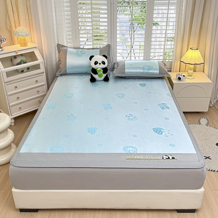 91家纺网 家纺一手货源 找家纺 席佬大 2025 新款肌理纹800D卡通草莓熊猫菱形熊猫刺绣床席床笠凉席 草莓熊猫-蓝色床笠款