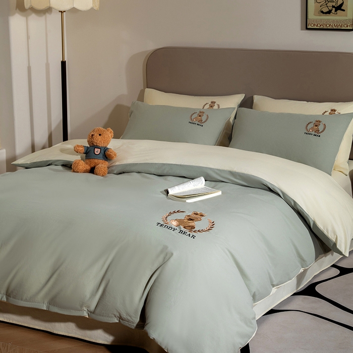 91家纺网 家纺一手货源 找家纺 澳梵家居2025新款A类全棉水洗棉刺绣四件套-泰迪小熊 泰迪熊-抹茶绿