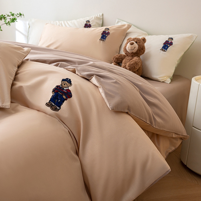 91家纺网 家纺一手货源 找家纺 澳梵家居2025新款A类裸睡级全棉刺绣四件套-英伦小熊 英伦熊-焦糖色