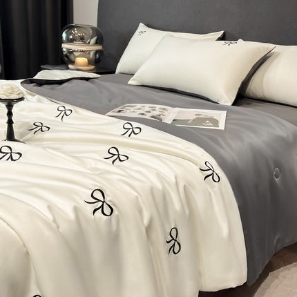 91家纺网 家纺一手货源 找家纺 宇航家纺  2025新款水洗真丝天丝绣花夏被四件套夏凉被空调被 单夏被 蝴蝶结白拼深灰