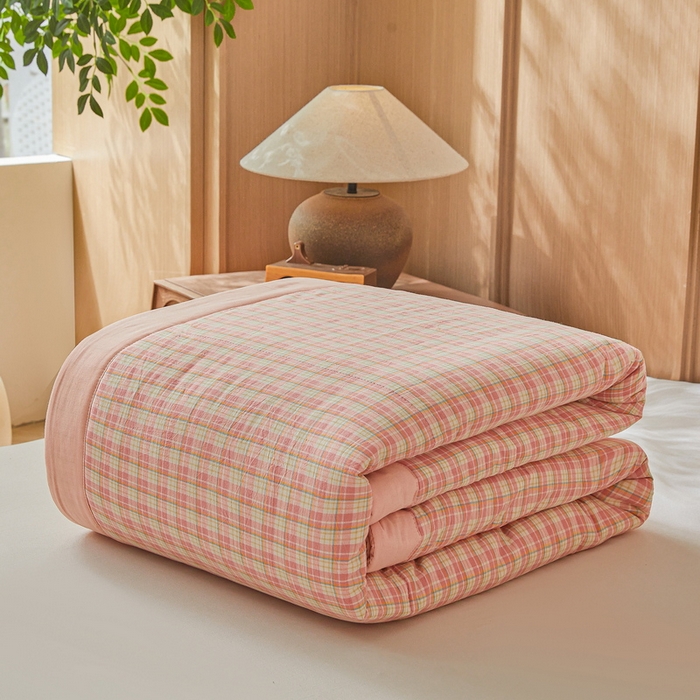 91家纺网 家纺一手货源 找家纺 猎鹿人家纺2025新款A类无印风水洗棉新疆棉花夏被 夏洛特粉