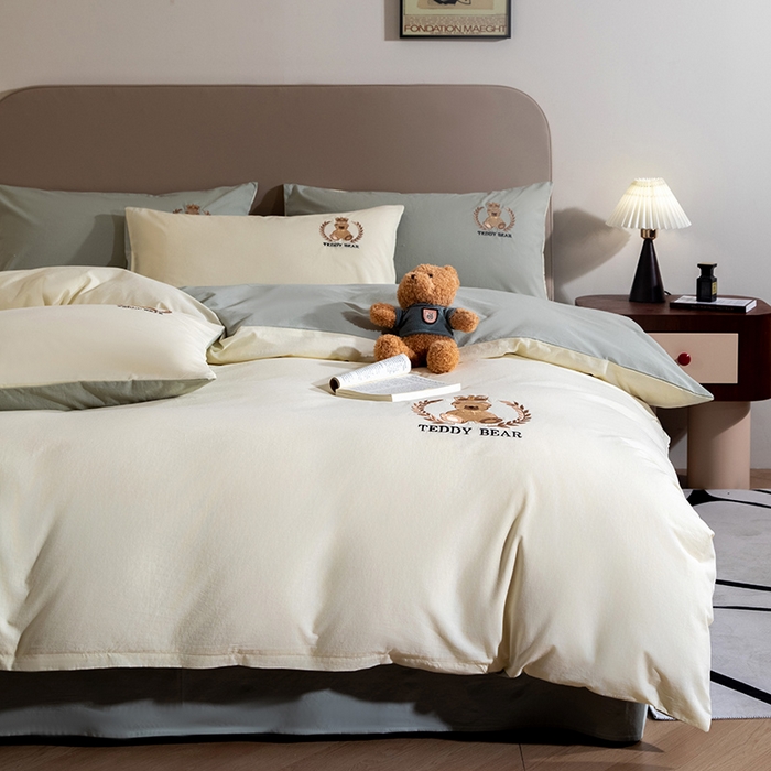 91家纺网 家纺一手货源 找家纺 澳梵家居2025新款A类全棉水洗棉刺绣四件套-泰迪小熊 泰迪熊-奶昔白灰