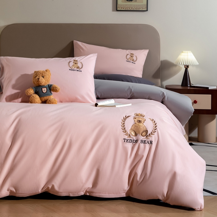 91家纺网 家纺一手货源 找家纺 澳梵家居2025新款A类全棉水洗棉刺绣四件套-泰迪小熊 泰迪熊-粉灰