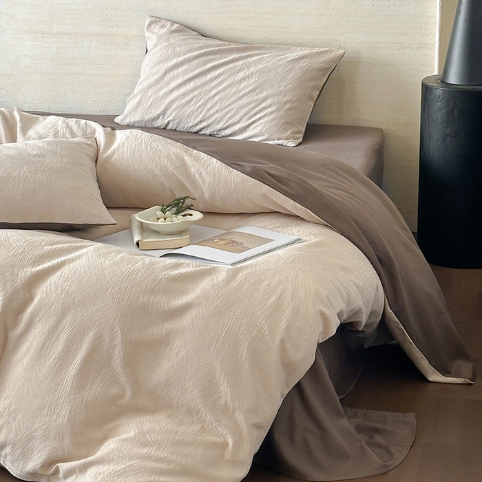 91家纺网 家纺一手货源 找家纺 梦享生活家居 2025新款全棉三层肌理提花四件套-素写系列 素写-奶白双拼可可棕