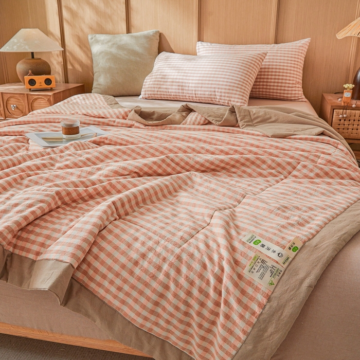 91家纺网 家纺一手货源 找家纺 猎鹿人家纺2025新款A类无印风水洗棉新疆棉花夏被 粉小格