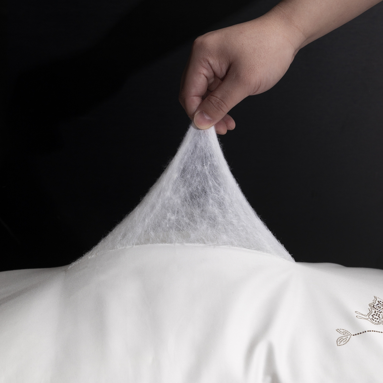 91家纺网 家纺一手货源 找家纺 露函家居 2025新款50双股100s蚕丝枕芯 浅灰色立体双边款中枕 48*74cm