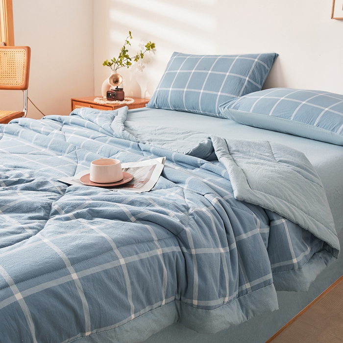 91家纺网 家纺一手货源 找家纺 熙宴 2025新款无印风新疆棉花夏被四件套 海蓝中格