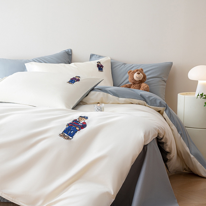 91家纺网 家纺一手货源 找家纺 澳梵家居2025新款A类裸睡级全棉刺绣四件套-英伦小熊 英伦熊-白灰