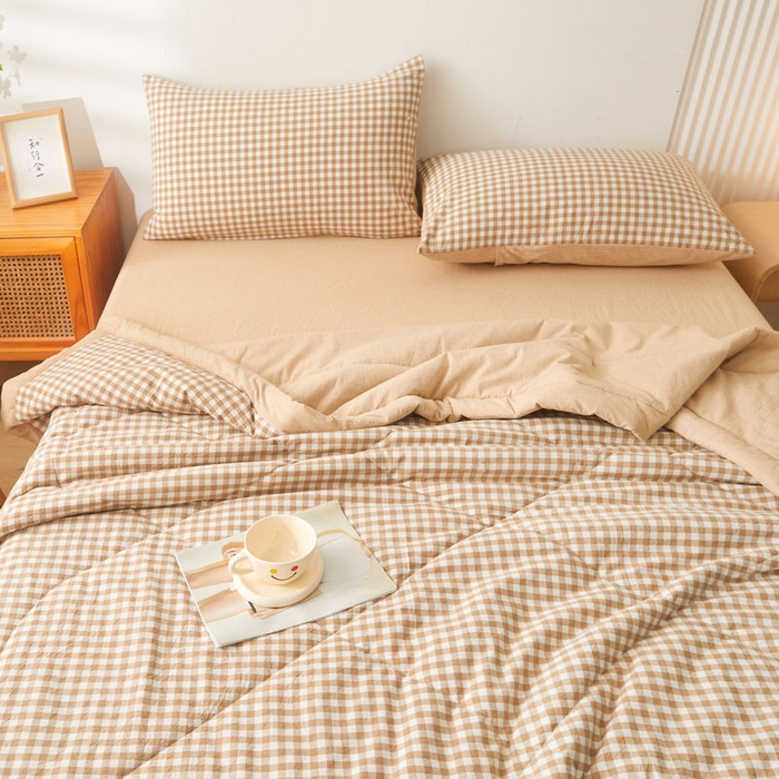 91家纺网 家纺一手货源 找家纺 熙宴 2025新款无印风新疆棉花夏被四件套 咖小格