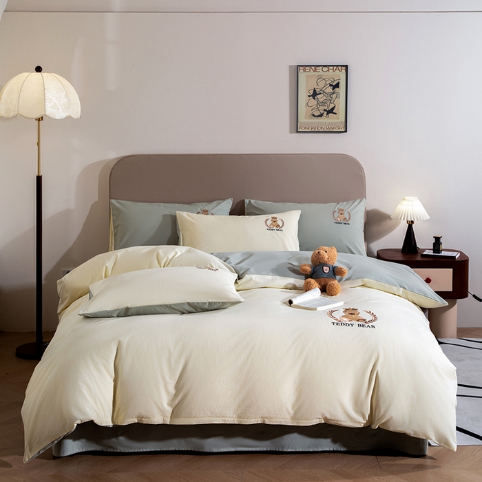 91家纺网 家纺一手货源 找家纺 澳梵家居2025新款A类全棉水洗棉刺绣四件套-泰迪小熊 泰迪熊-奶昔白灰