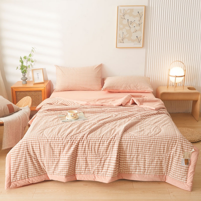 91家纺网 家纺一手货源 找家纺 熙宴 2025新款无印风新疆棉花夏被四件套 粉小格