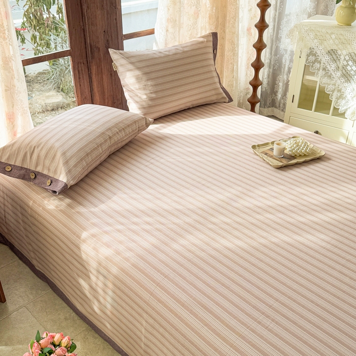 91家纺网 家纺一手货源 找家纺 简宜家居 2025新款宽边纯棉全棉老粗布床单 疏条-暖棕宽边
