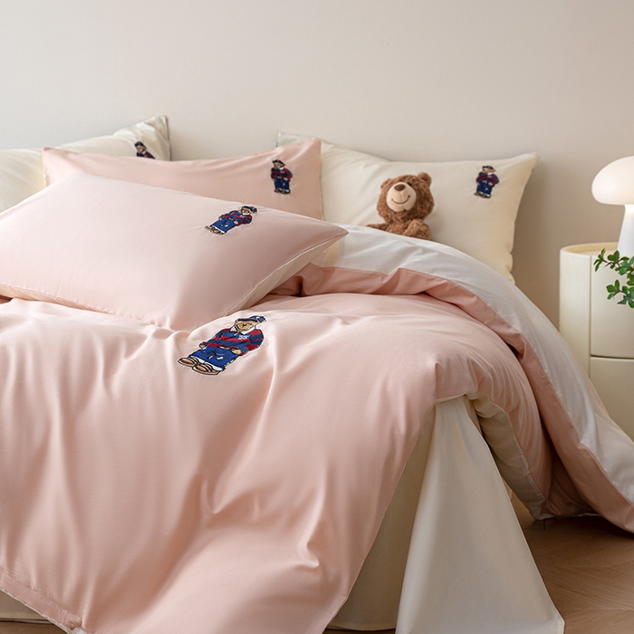 91家纺网 家纺一手货源 找家纺 澳梵家居2025新款A类裸睡级全棉刺绣四件套-英伦小熊 英伦熊-草莓奶昔