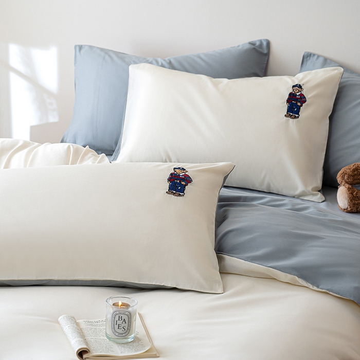 91家纺网 家纺一手货源 找家纺 澳梵家居2025新款A类裸睡级全棉刺绣四件套-英伦小熊 英伦熊-白灰