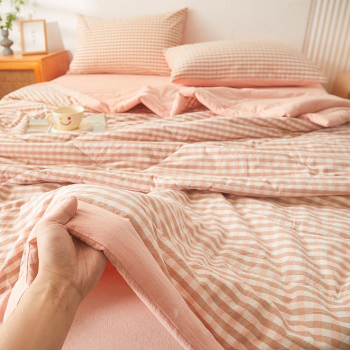 91家纺网 家纺一手货源 找家纺 熙宴 2025新款无印风新疆棉花夏被四件套 粉小格