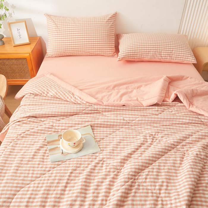 91家纺网 家纺一手货源 找家纺 熙宴 2025新款无印风新疆棉花夏被四件套 粉小格