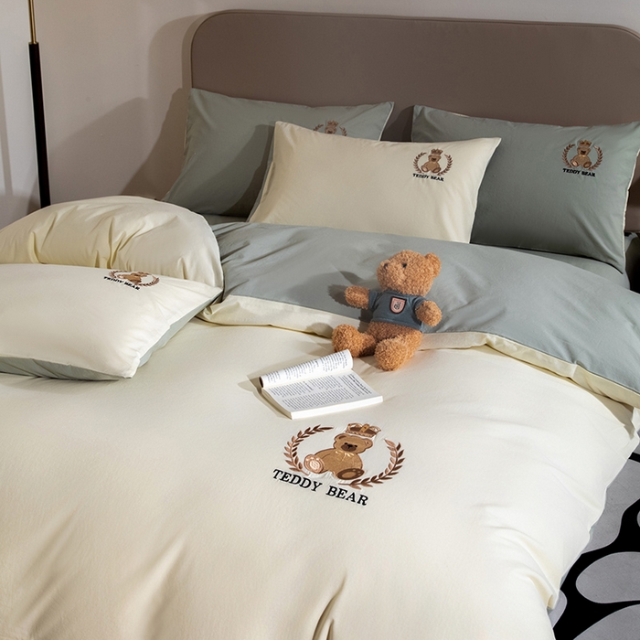 91家纺网 家纺一手货源 找家纺 澳梵家居2025新款A类全棉水洗棉刺绣四件套-泰迪小熊 泰迪熊-奶昔白灰