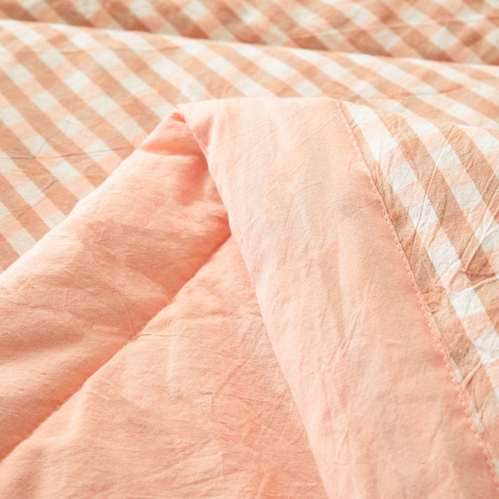 91家纺网 家纺一手货源 找家纺 熙宴 2025新款无印风新疆棉花夏被四件套 粉小格