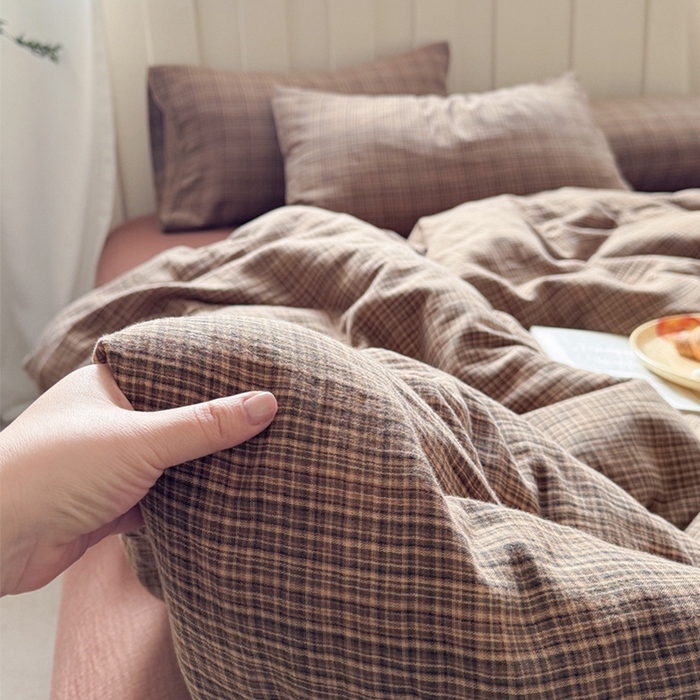 91家纺网 家纺一手货源 找家纺 萝莉家纺 2025新款复古全棉A类色织双层纱皱皱纱格子四件套 浮生深咖