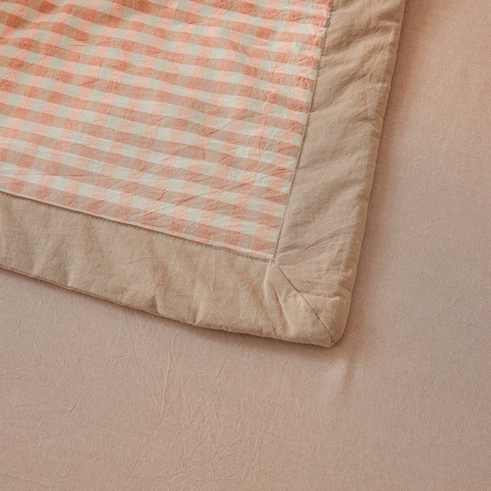 91家纺网 家纺一手货源 找家纺 猎鹿人家纺2025新款A类无印风水洗棉新疆棉花夏被 粉小格