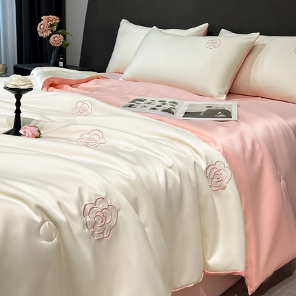 91家纺网 家纺一手货源 找家纺 宇航家纺  2025新款水洗真丝天丝绣花夏被四件套夏凉被空调被 单夏被 山茶花白拼粉玉