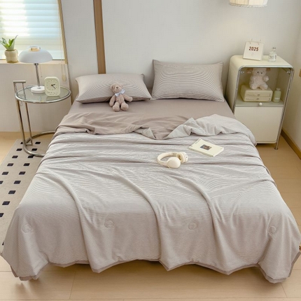 91家纺网 家纺一手货源 找家纺 （总）米菲 2025新款 亲肤舒适简约条纹夏被