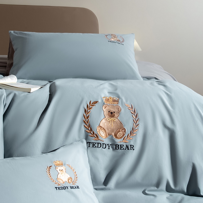 91家纺网 家纺一手货源 找家纺 澳梵家居2025新款A类全棉水洗棉刺绣四件套-泰迪小熊 泰迪熊-雾蓝