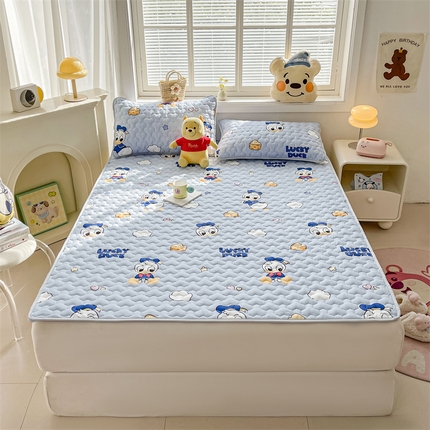91家纺网 家纺一手货源 找家纺 迪梦思家纺 2025新款A类正版授权卡通印花水洗棉夹棉学生床护垫 云朵鸭鸭