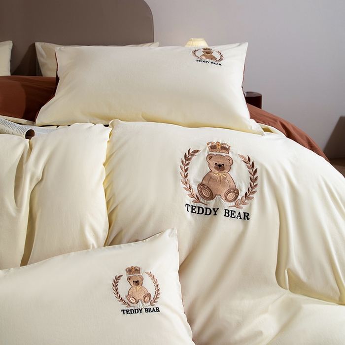 91家纺网 家纺一手货源 找家纺 澳梵家居2025新款A类全棉水洗棉刺绣四件套-泰迪小熊 泰迪熊-白巧