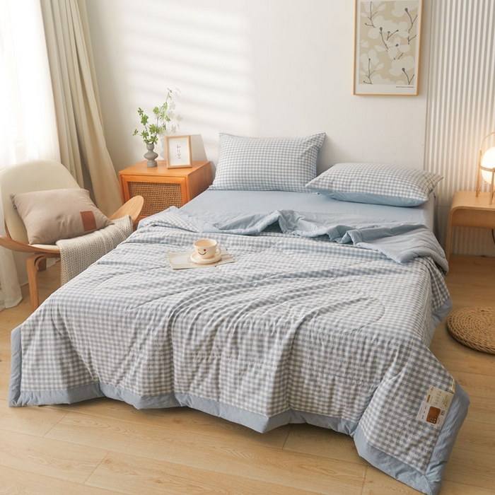 91家纺网 家纺一手货源 找家纺 熙宴 2025新款无印风新疆棉花夏被四件套 蓝小格