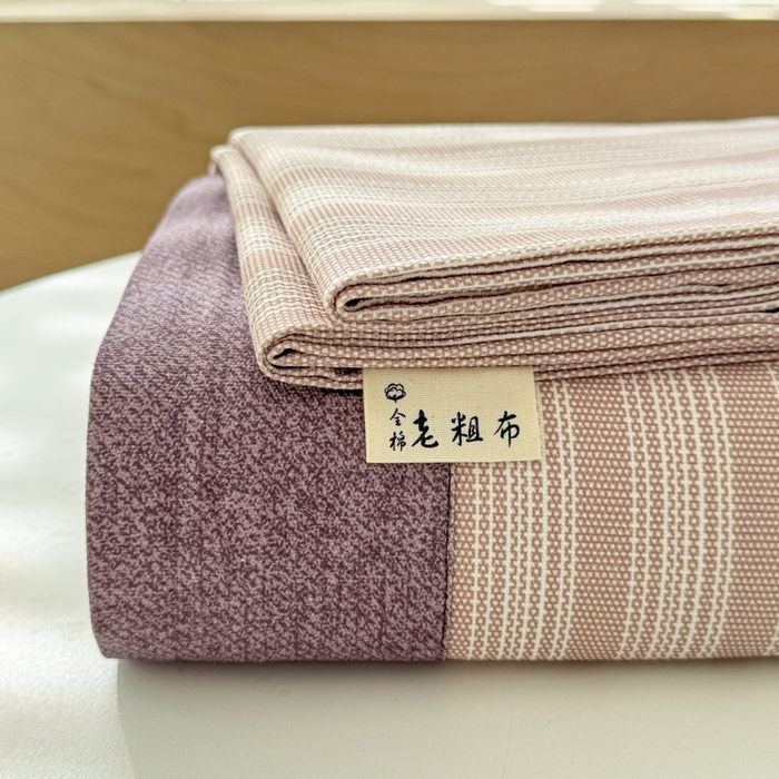 91家纺网 家纺一手货源 找家纺 简宜家居 2025新款宽边纯棉全棉老粗布床单 疏条-暖棕宽边