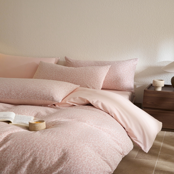 91家纺网 家纺一手货源 找家纺 618家纺 2025新款全棉色织提花四件套小花系列 玫子花-暗粉